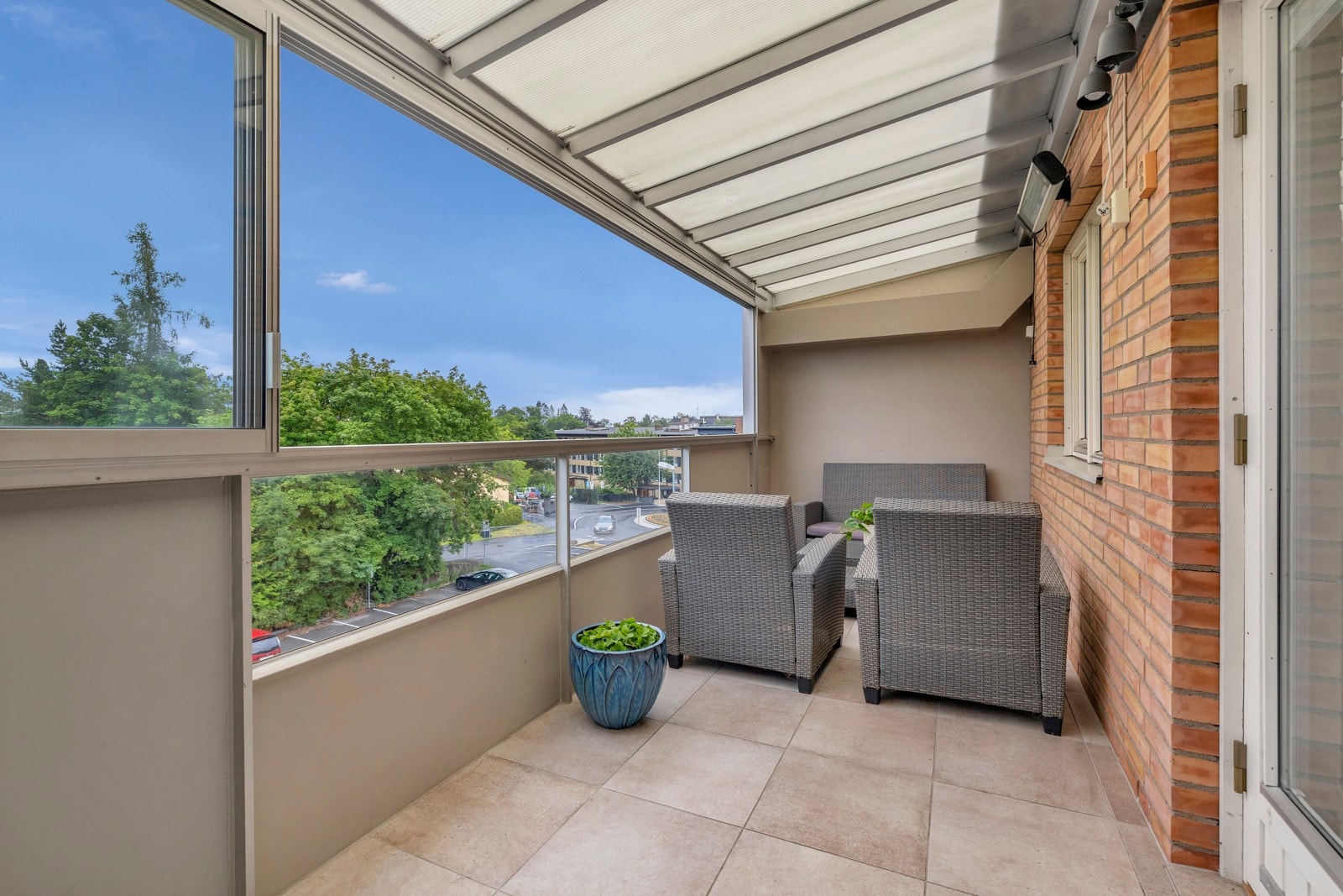 Balkongvinduene kan skyves helt til side for å slippe sommeren inn. Galleribilde