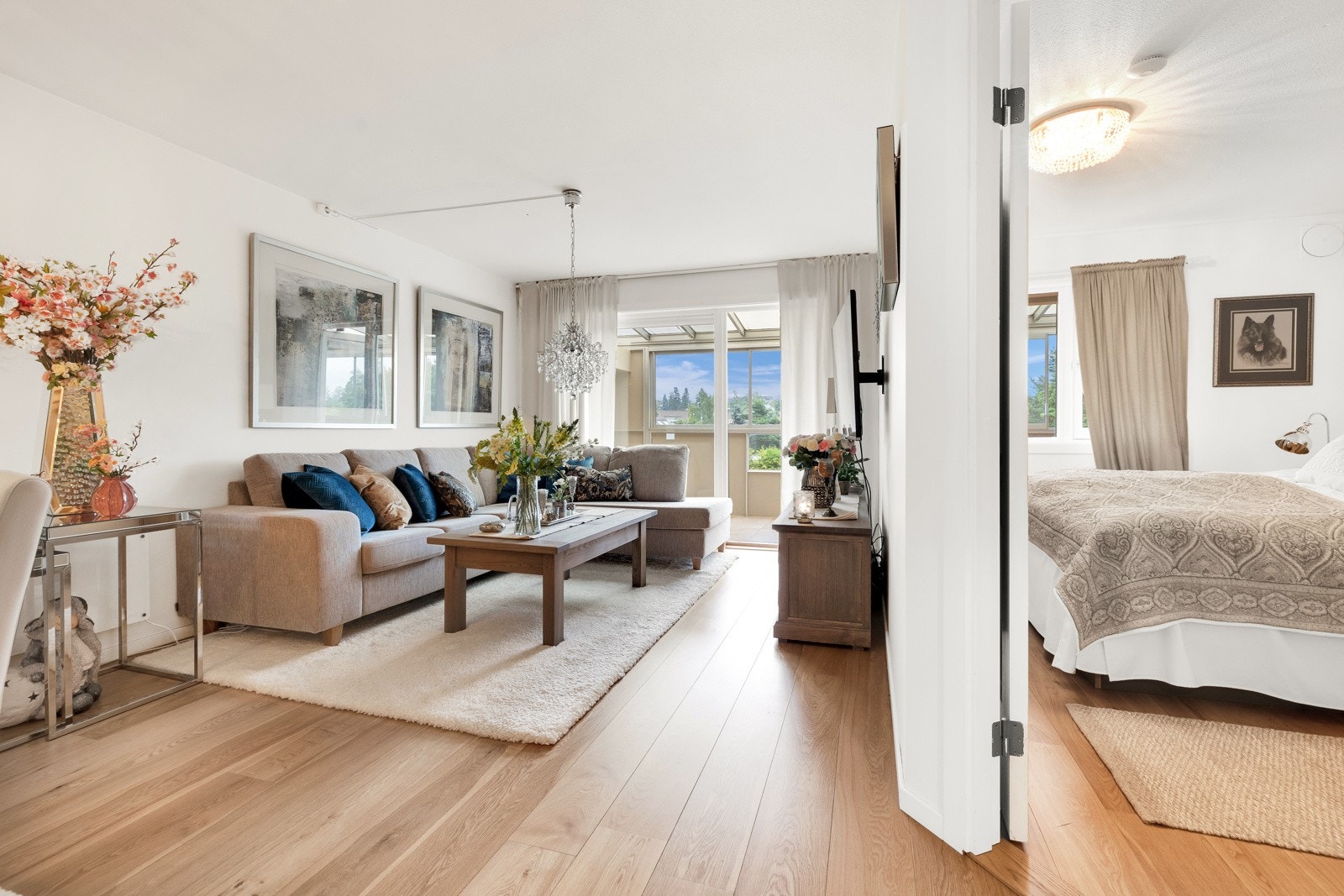 Det er lagt gyllen, enstavs eikeparkett i alle oppholdsrommene. Galleribilde