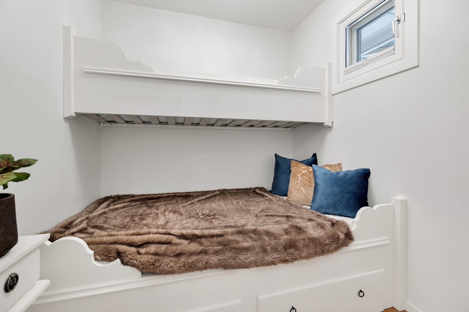 Det er ekstra oppbevaringsplass i en skuffeløsning i underkøya. Galleribilde