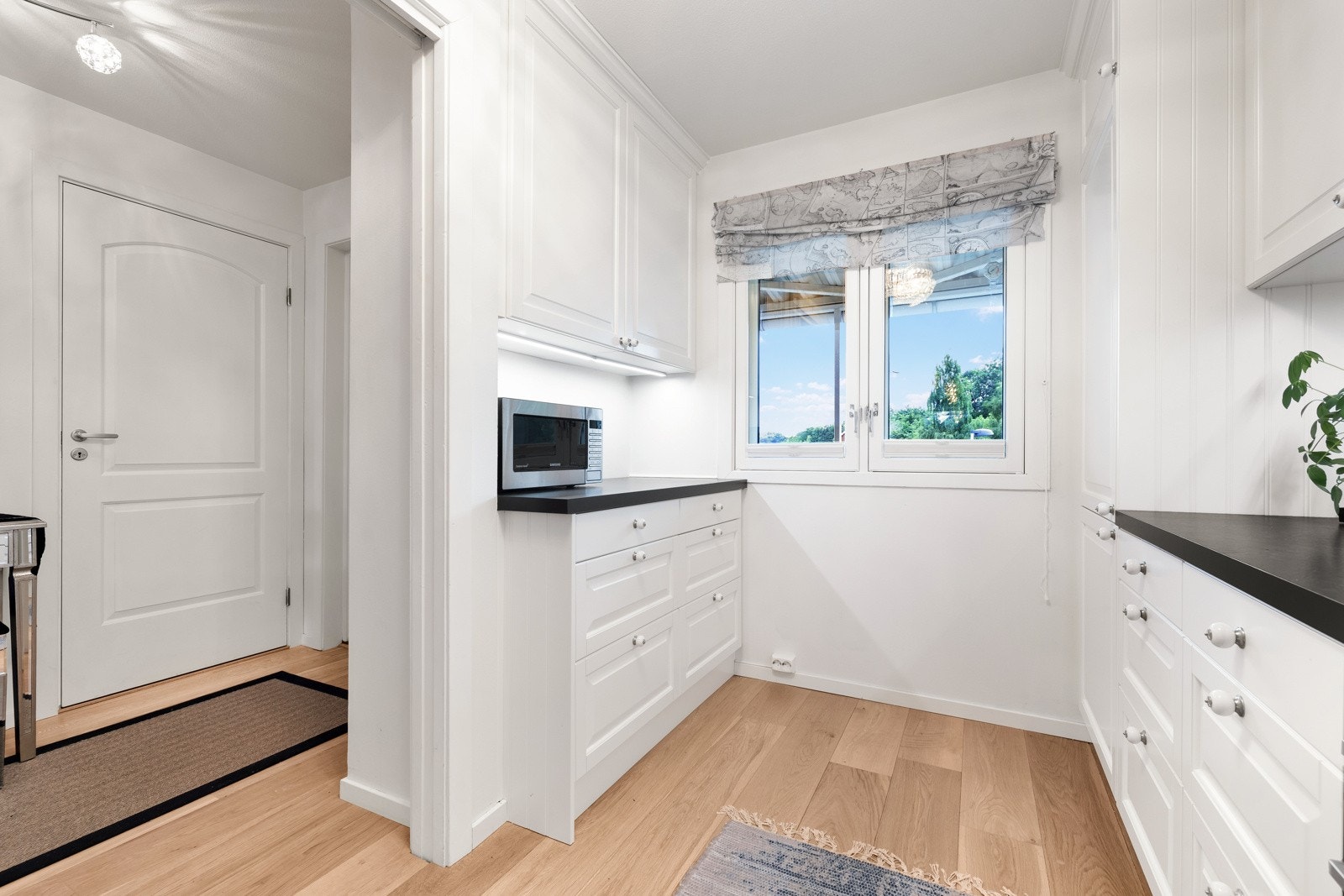 Kjøkkenet er utstyrt med integrerte hvitevarer som oppvaskmaskin, kjøl-/fryseskap, stekeovn og koketopp. Galleribilde