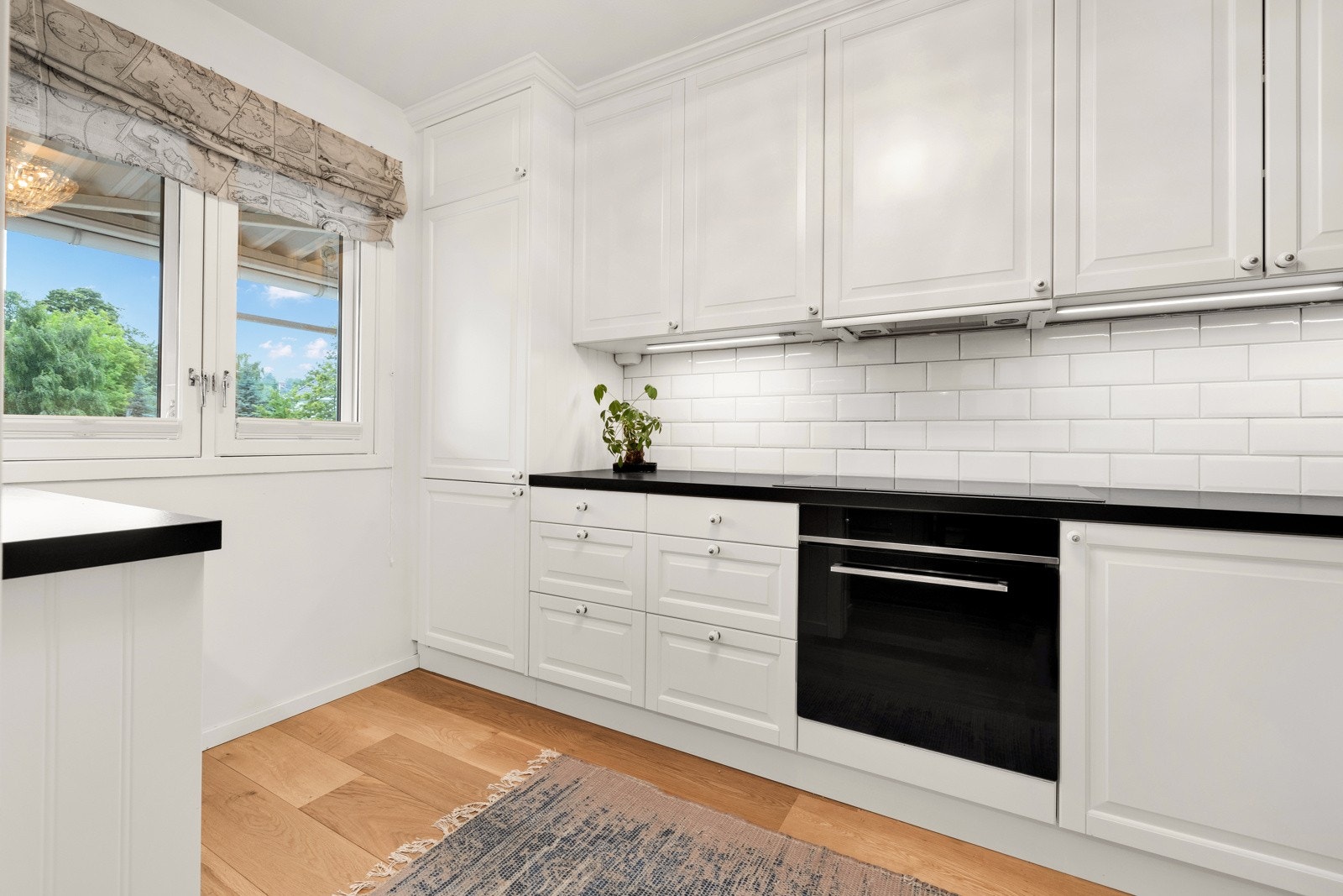 Under overskapene er det montert ventilator og god arbeidsbelysning. Galleribilde