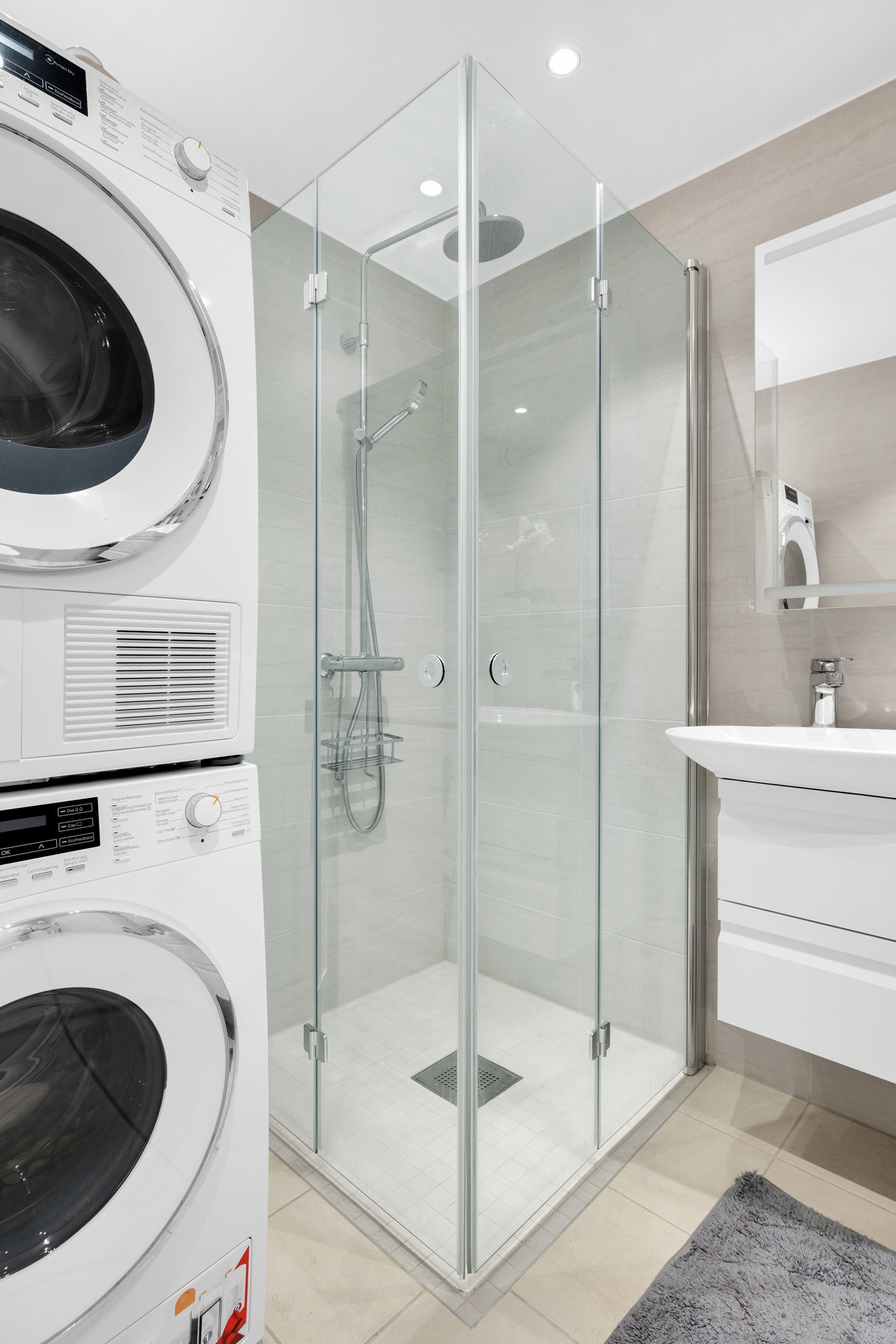 Dusjhjørnet har regnfallsdusj og innfellbare glassdører. Galleribilde