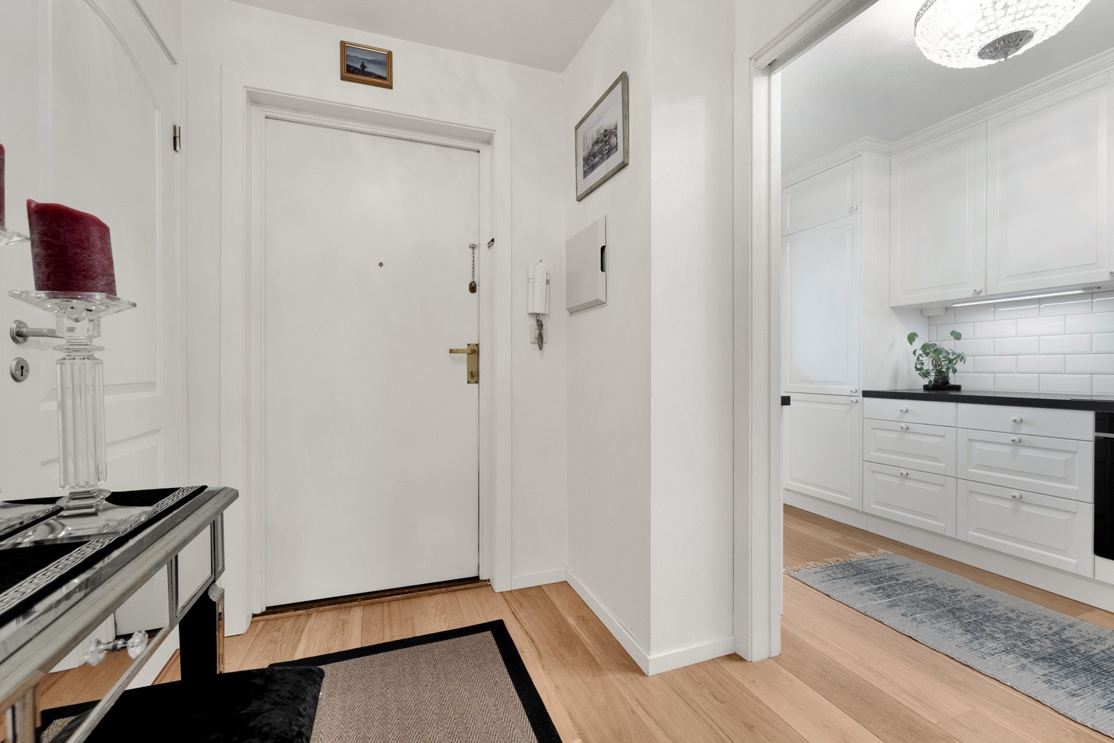 Ved inngangsdøren er det montert dørcalling med åpner. Galleribilde