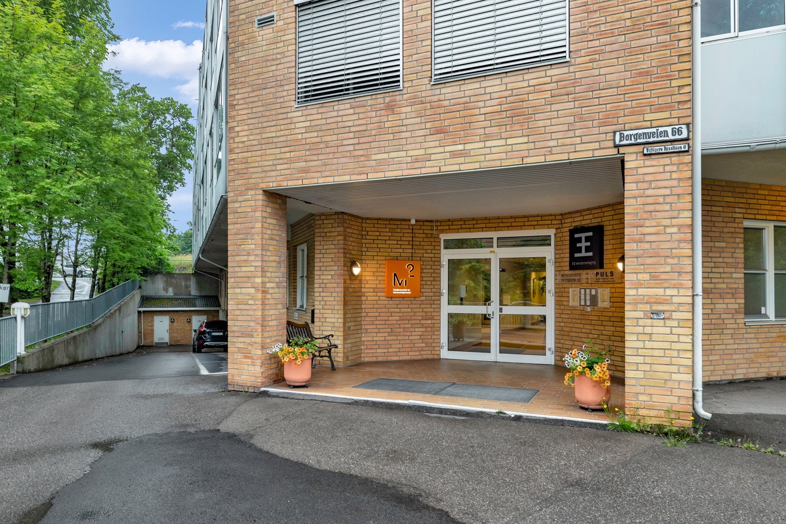 Bygget fra 1993 strekker seg over 4 etasjer, og fremstår som pent og velholdt. Galleribilde