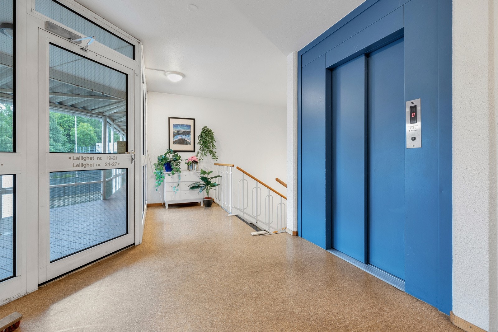 Leiligheten ligger i toppetasjen, og har adkomst via felles oppgang med heis og trapper. Galleribilde