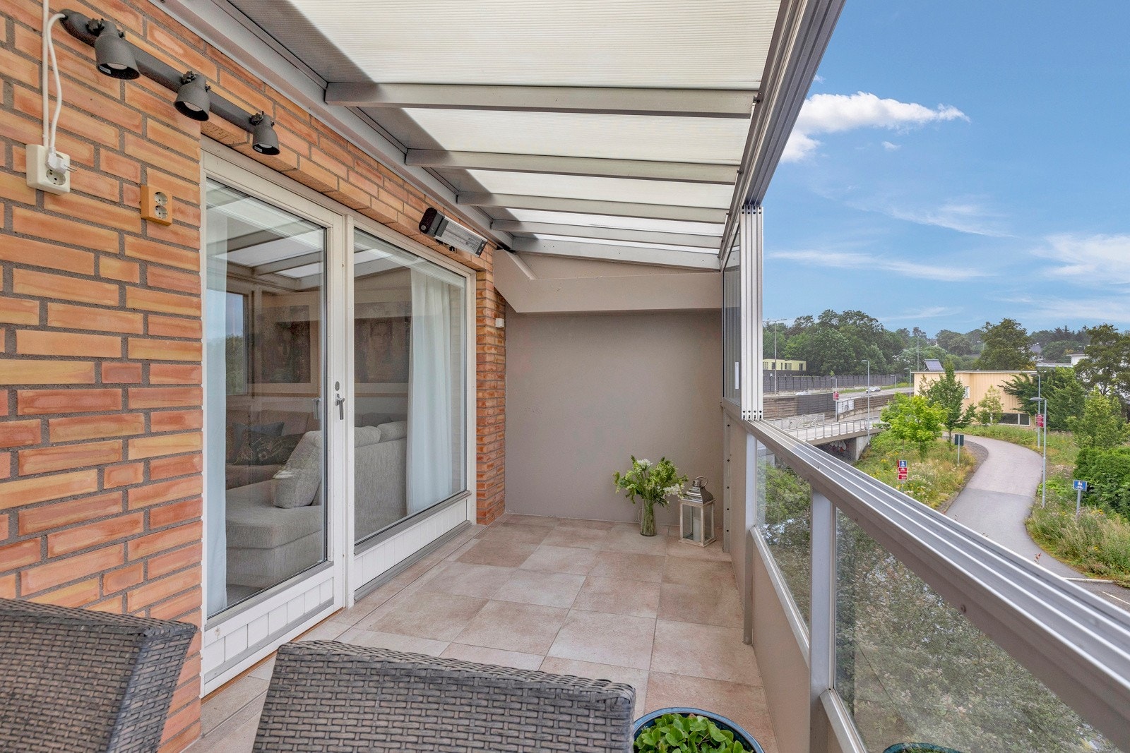 Det er montert både terrassevarmer, utestikk og stemingsfull utebelysning på balkongen. Galleribilde