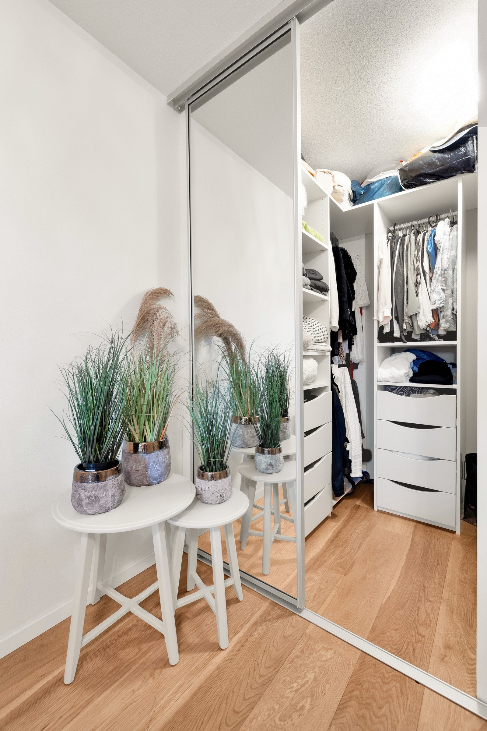 På hovedsoverommet er det et praktisk, innredet walk-in closet. Galleribilde