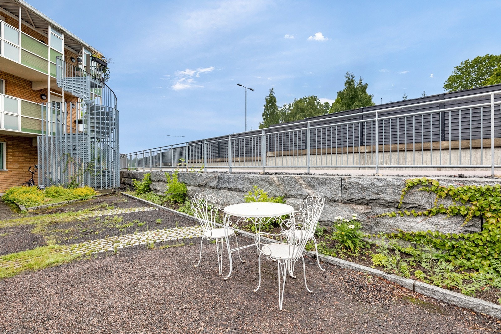 I gårdsrommet er det satt ut sittegrupper till felles anvendelse. Galleribilde