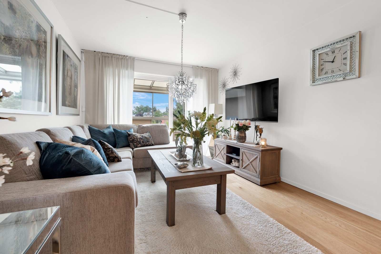 Dagslyset gjenspeiles fint i de lysmalte overflatene i stuen. Galleribilde