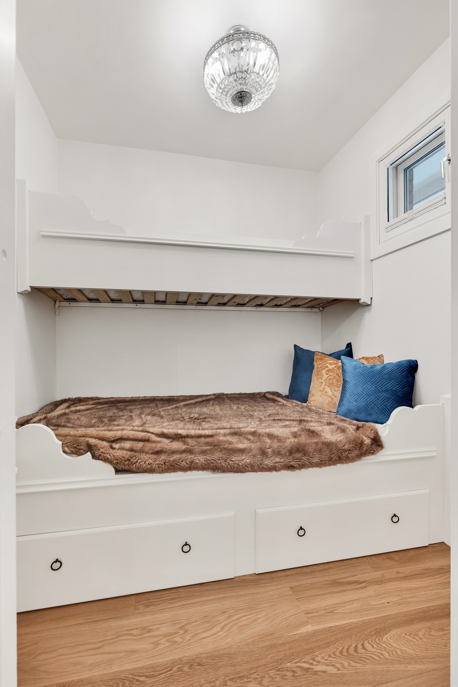 På gjesterommet er det etablert plassbygd familiekøye. Galleribilde