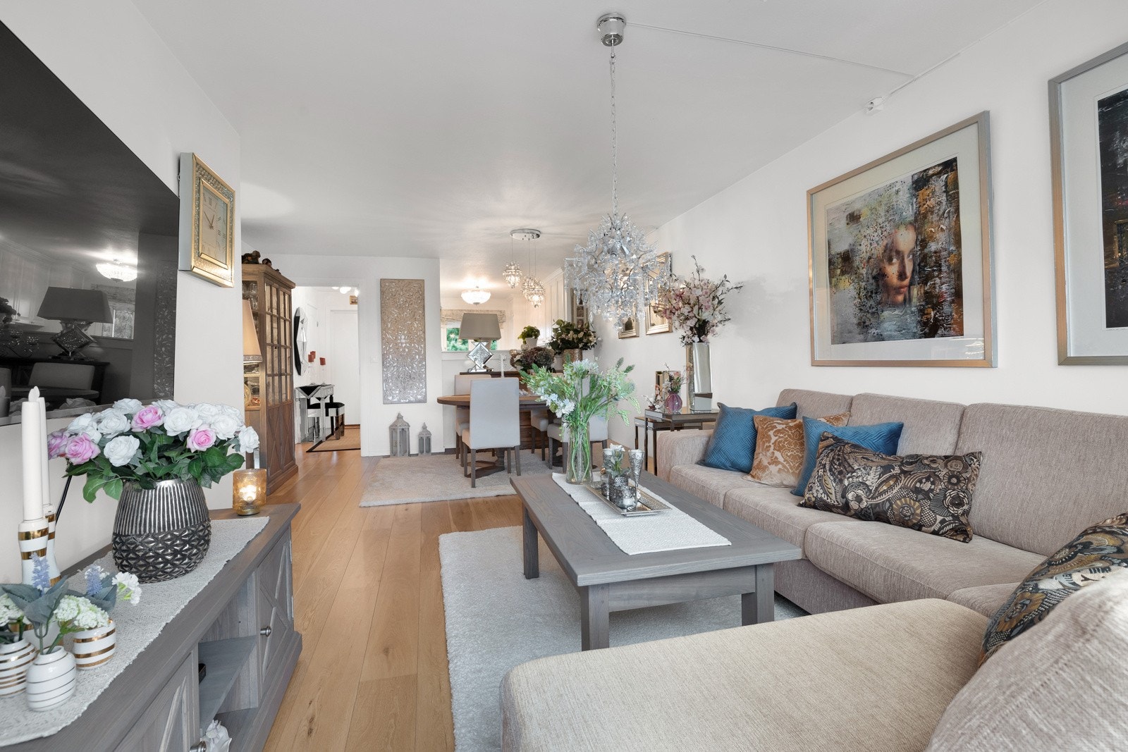 Den åpne planløsningen gir leiligheten en luftig atmosfære. Galleribilde