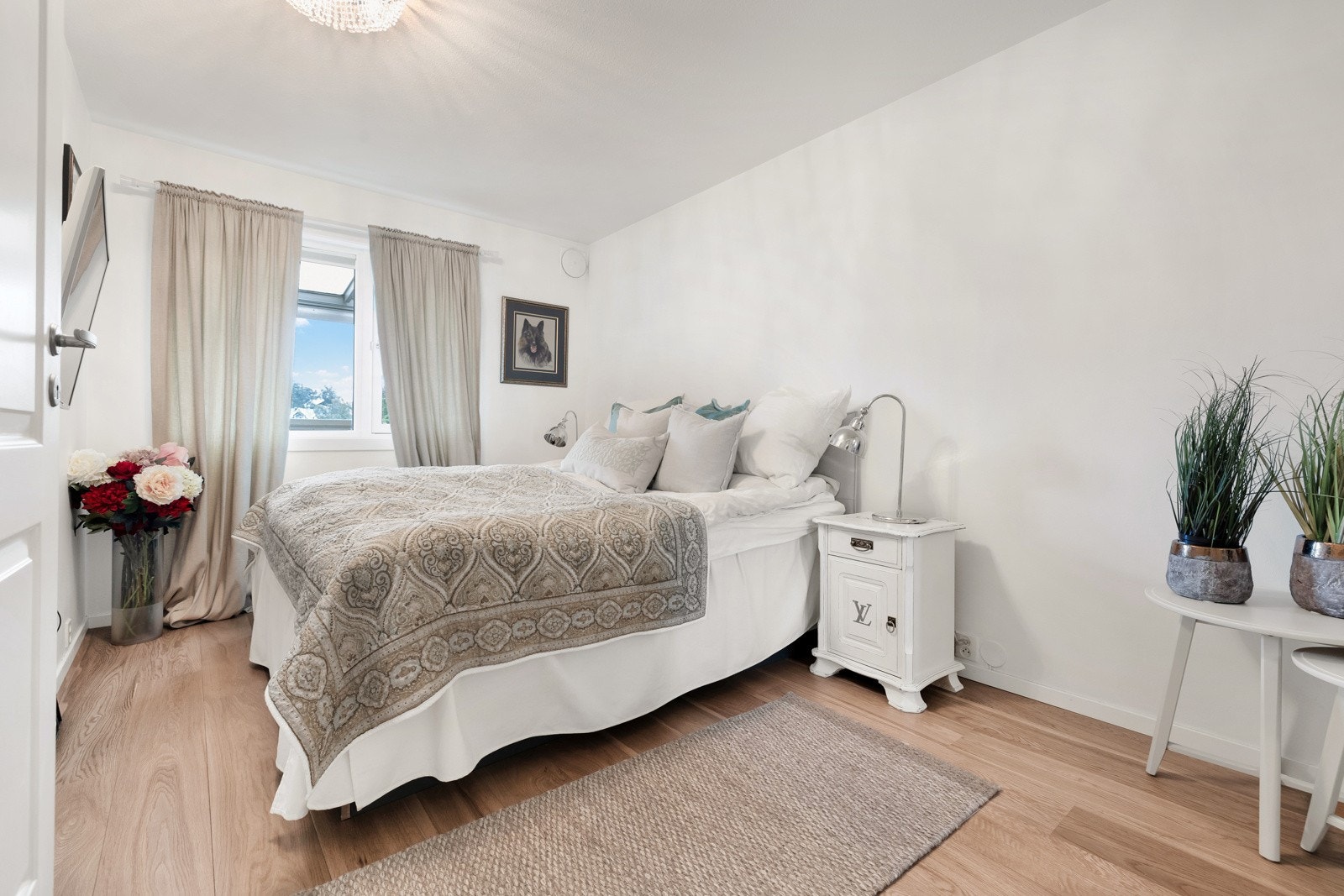 Leiligheten har et stort, pent hovedsoverom med østvendt vindu. Galleribilde