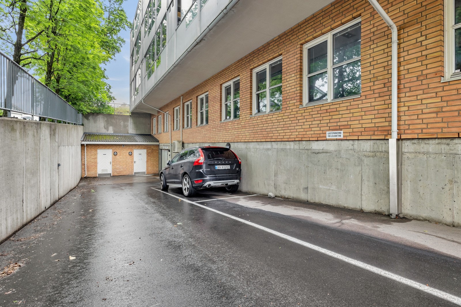 Adkomst- og internveier er asfalterte. Galleribilde