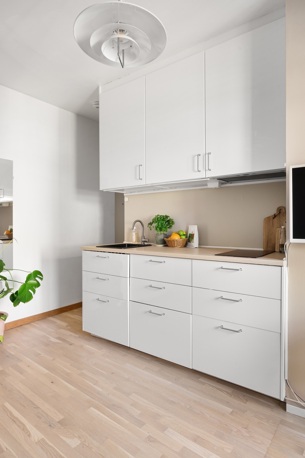 Kjøkkenventilator med avtrekk ført til felles ventilasjonskanal. Galleribilde