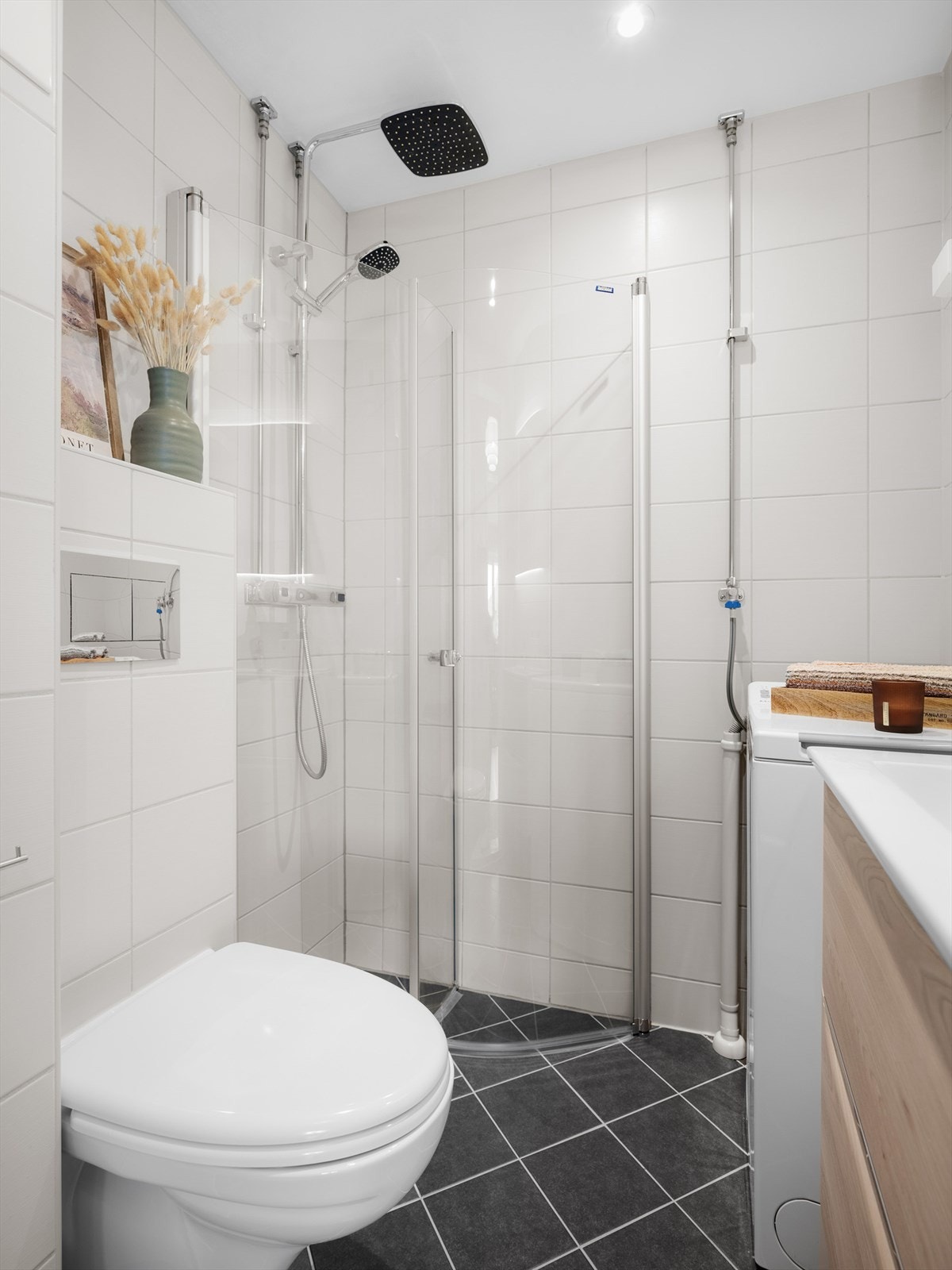 Det er varmekabler i gulvet og opplegg for vaskemaskin som medfølger boligen ved salg. Galleribilde