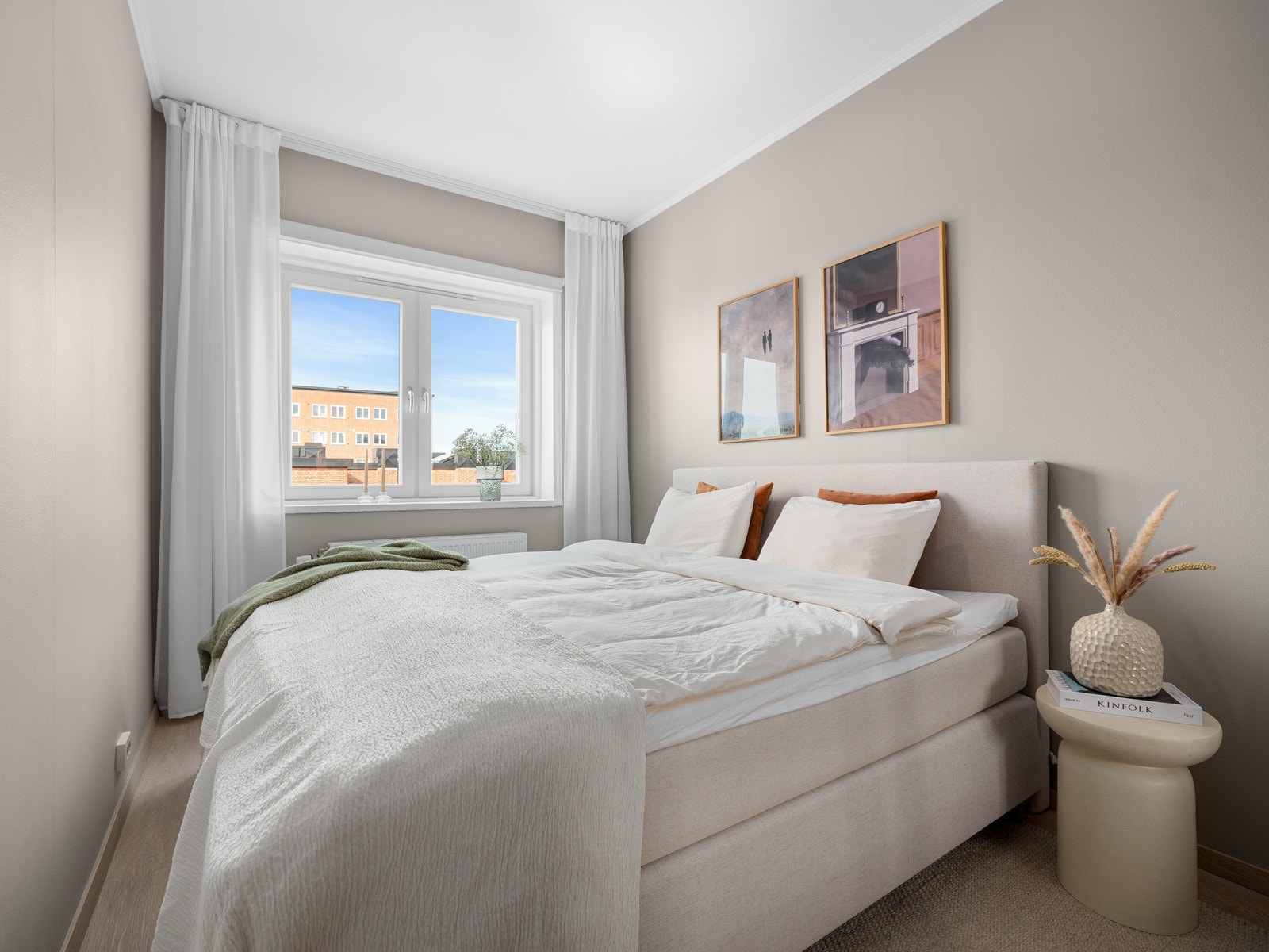 Soverom med god plass til stor seng og tilhørende nattbord. Galleribilde