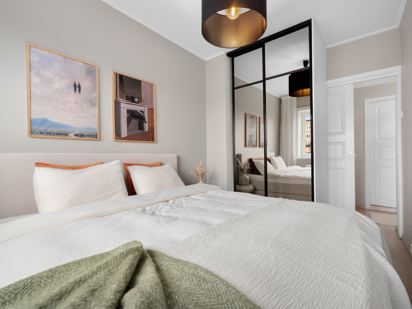 Rikelig med garderobeplass i plassbygget skyvedørsgarderobe. I tillegg finnes en praktisk bod i gangen for ekstra oppbevaring, samt kjellerbod på 4 kvm. Galleribilde