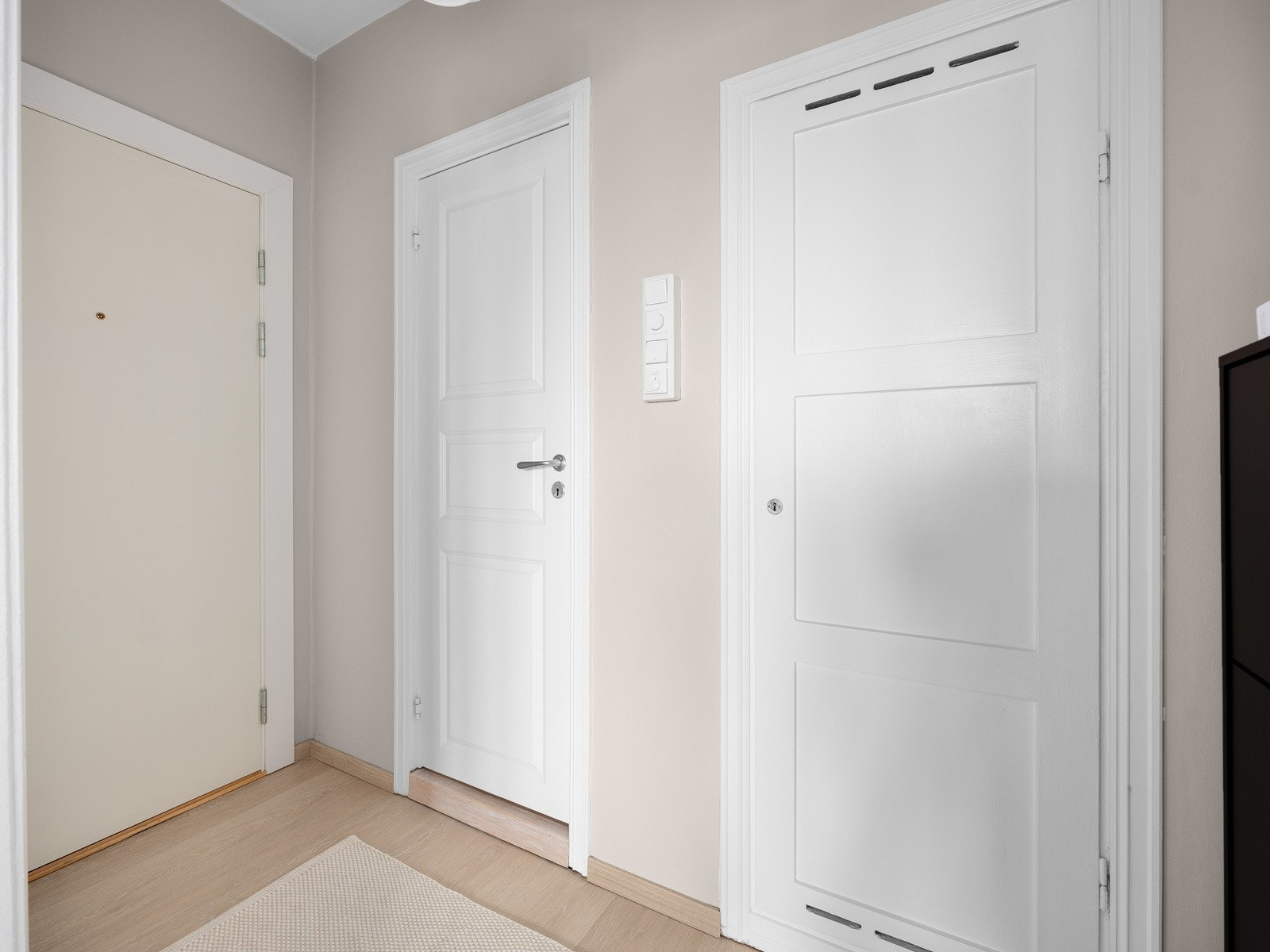 Innbydende entre med tilknytning til praktisk bod for oppbevaring. Galleribilde