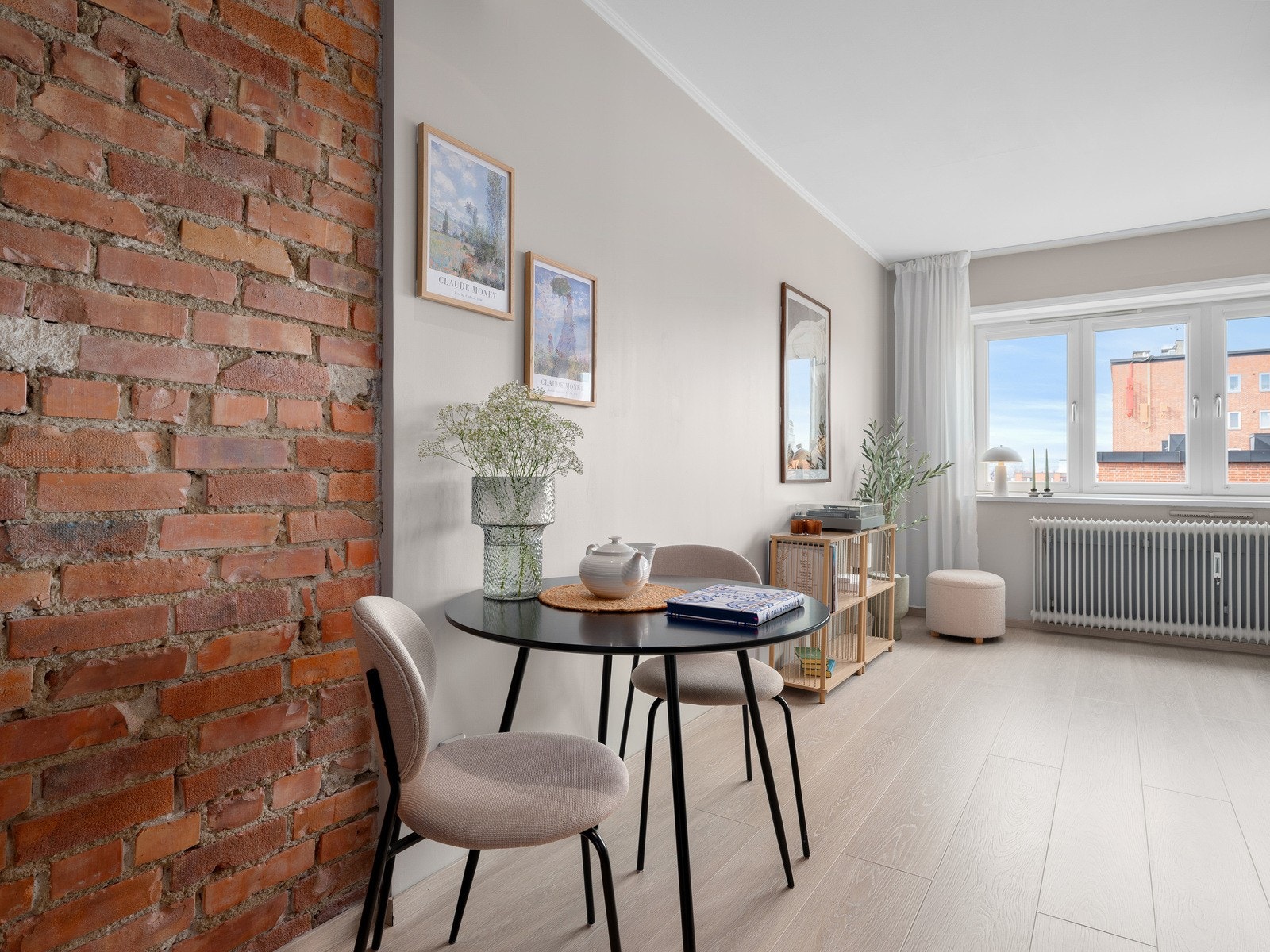 Det er god plass til spisebord for hyggelige middager med venner og familie. Galleribilde