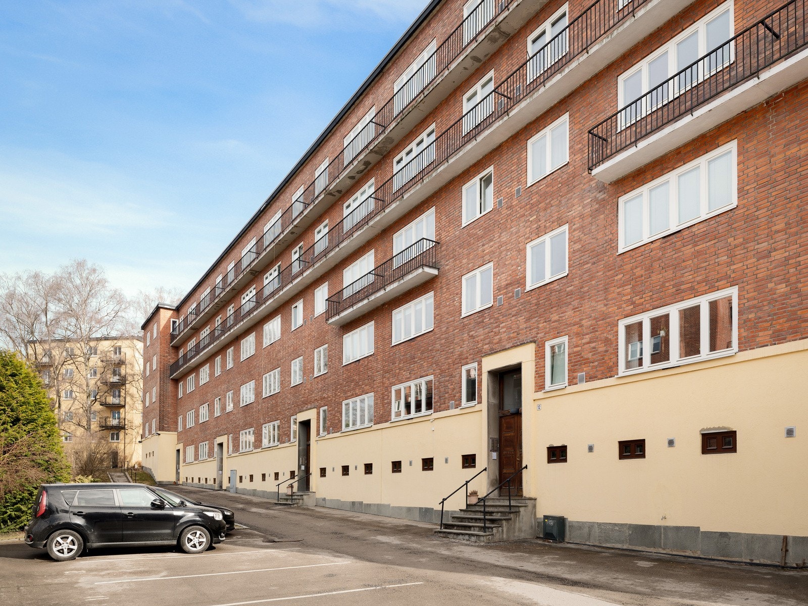 Sameie disponerer parkeringsplasser som deles ut etter venteliste og ansiennitet. Styret informerer om at det pr. d.d. ikke er noen venteliste. Galleribilde