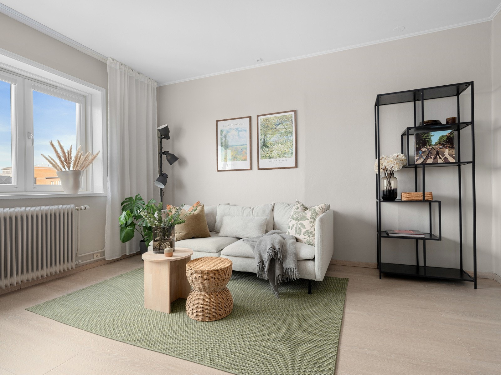 Romslig stue som er malt i en delikat farge med god plass til spisegruppe og sittegruppe med tilhørende møblement. Galleribilde