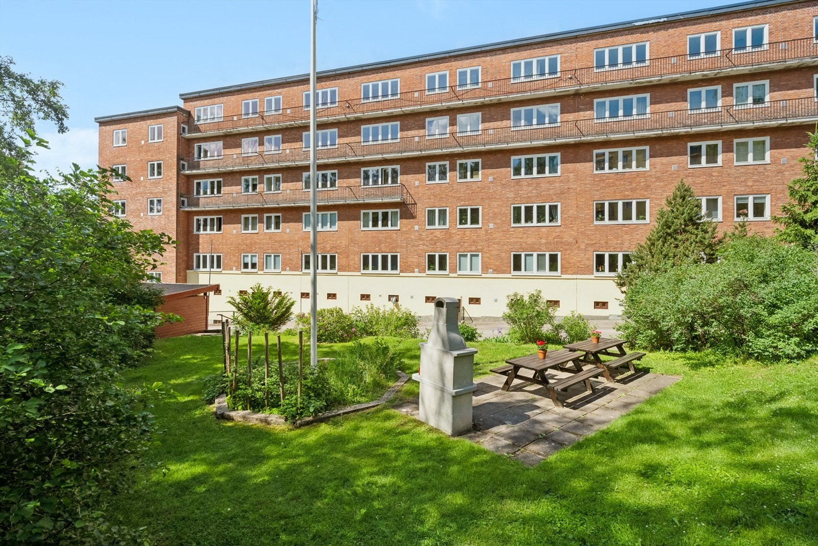 Pent og opparbeidet tomt som blir godt ivaretatt. Galleribilde