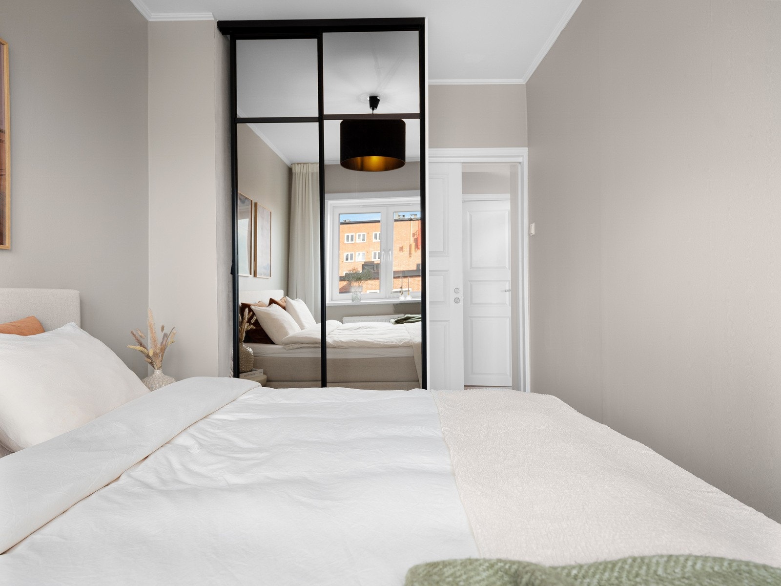 Det er montert en skyvedør til soverommet som oppleves plassbesparende. Galleribilde