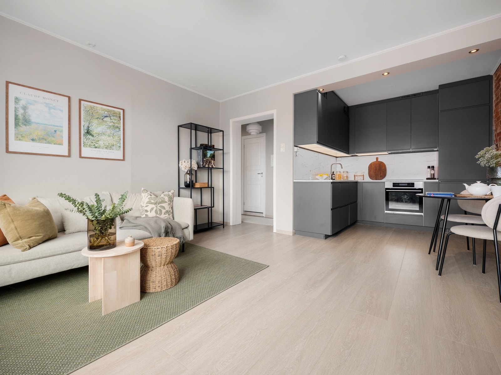 Stuen ligger i åpen løsning til kjøkkenet. Galleribilde