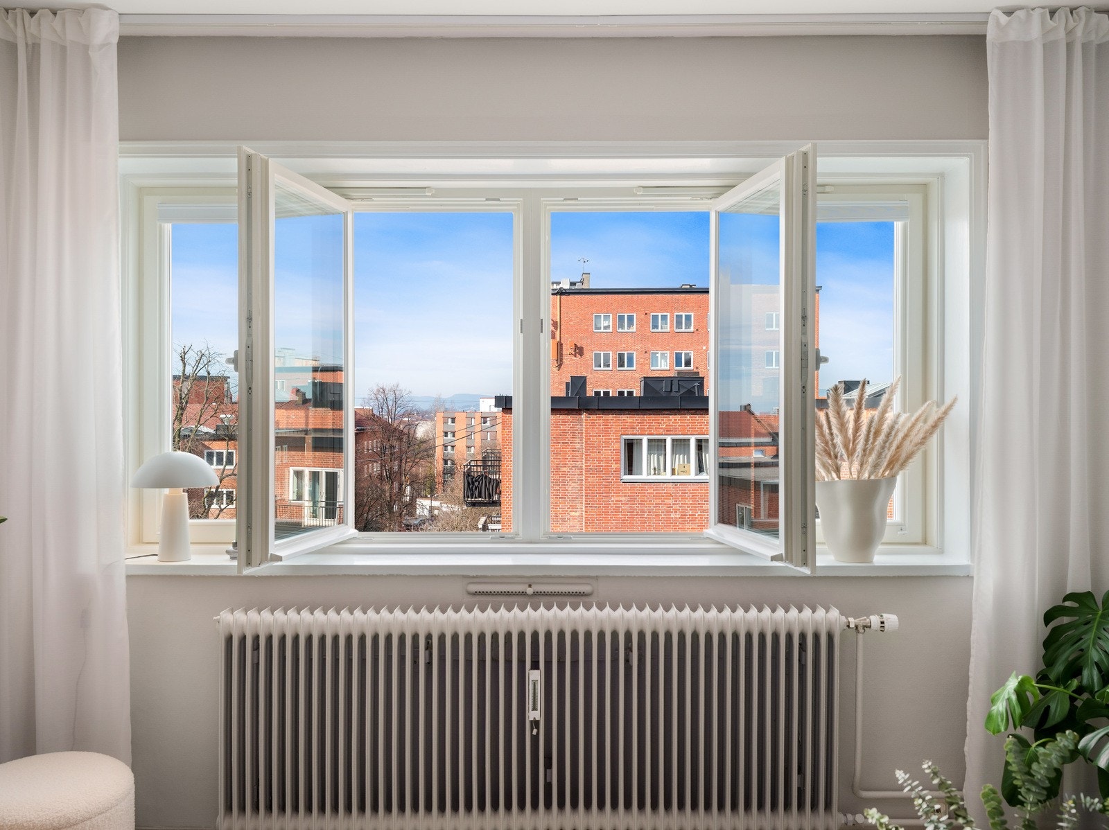 Vinduene er fra 2022 og ble satt inn i regi av sameie i 2023. Alle fire vinduene kan åpnes som illustrert. Galleribilde