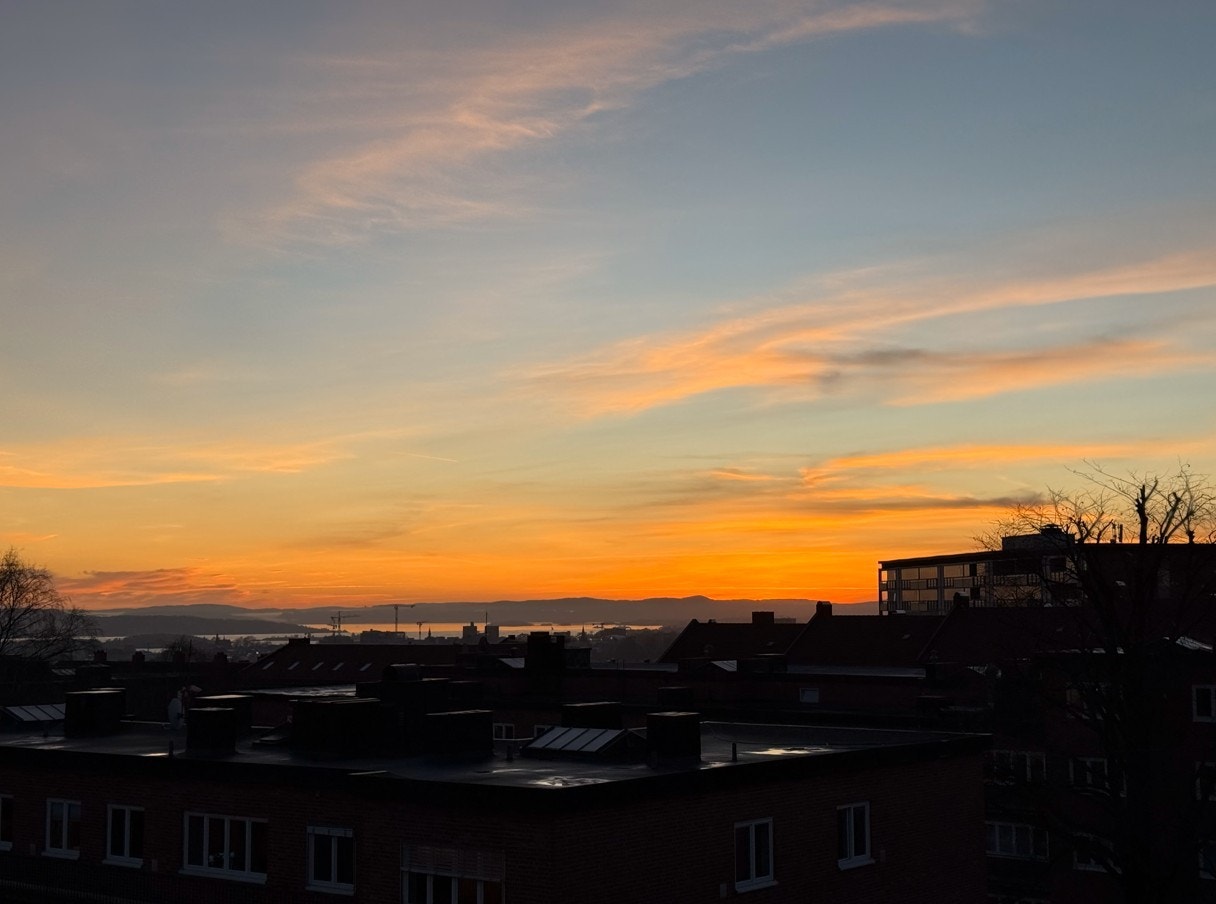 "Et av mange bilder jeg har tatt av solnedgangen mens jeg har bodd her, utsikten er noe av det jeg har likt best med leiligheten" - Selger. Galleribilde