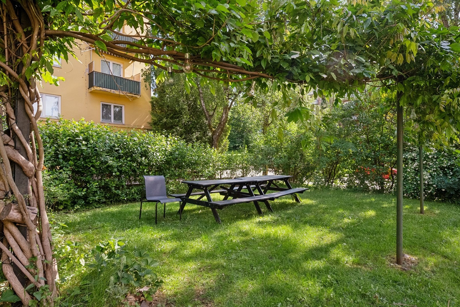 På sameiets tomt er det anlagt store grøntområder med gressplener og variert beplantning med prydbusker og trær som holdes vedlike av sameiets gartner. Galleribilde