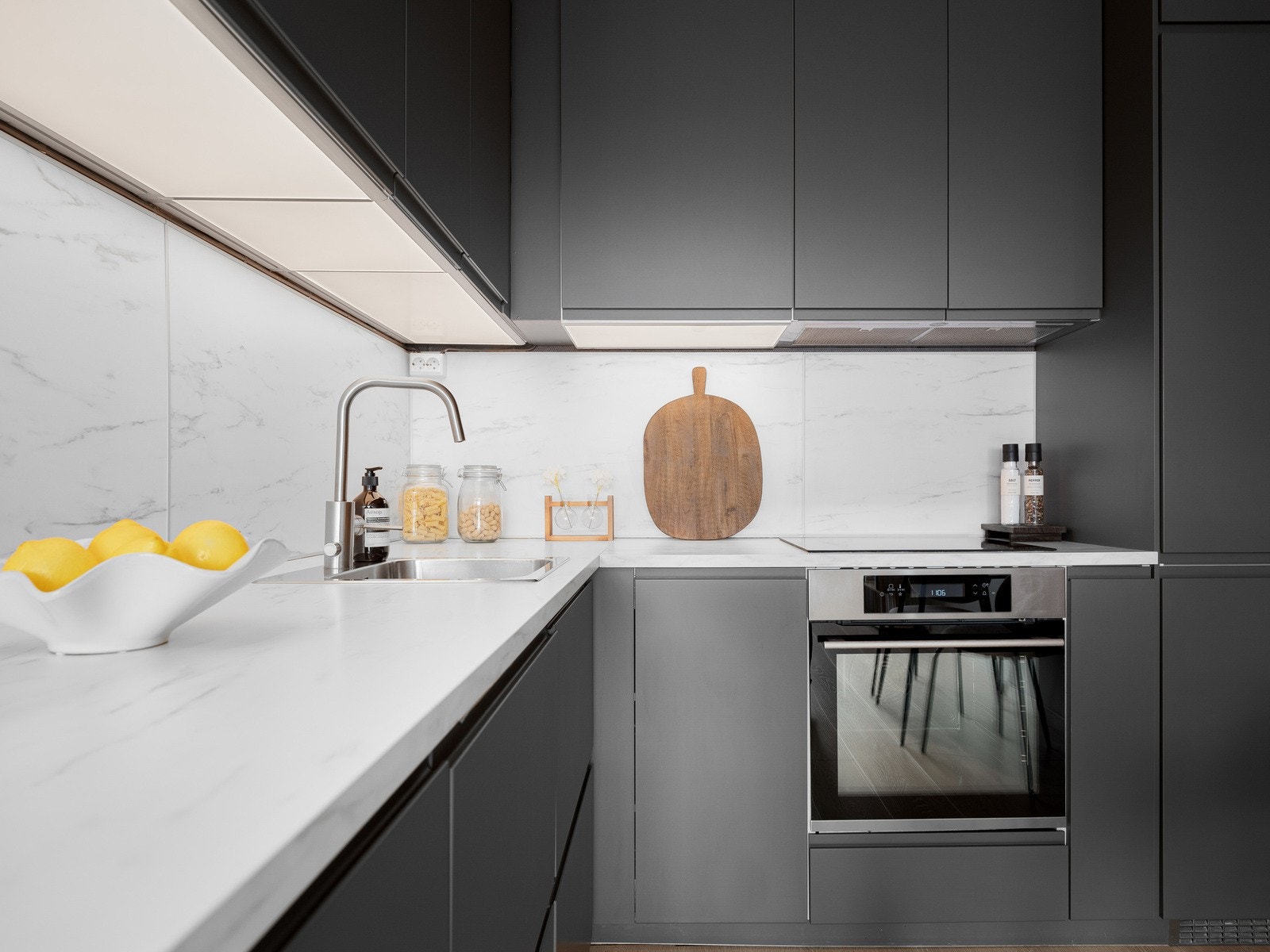 Det er godt med skap- og benkeplass i over- og underskap. Galleribilde