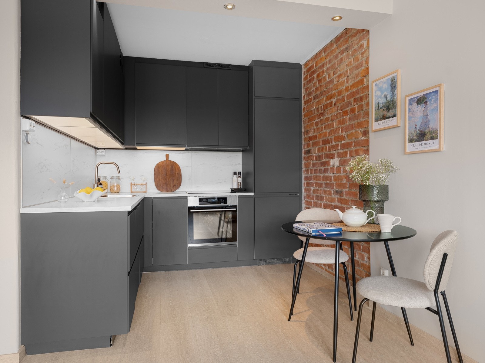 Delikat kjøkken med integrerte hvitevarer fra 2021. Galleribilde