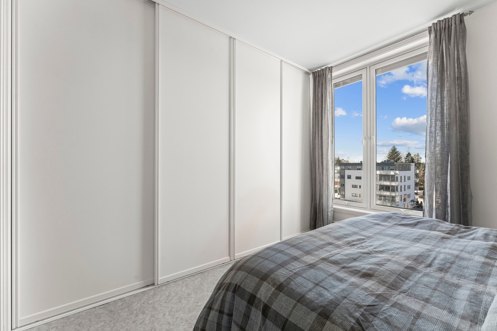 Hovedsoverommet har ekstra store vinduer og er innredet med en plasstilpasset skyvedørsgarderobe. Galleribilde