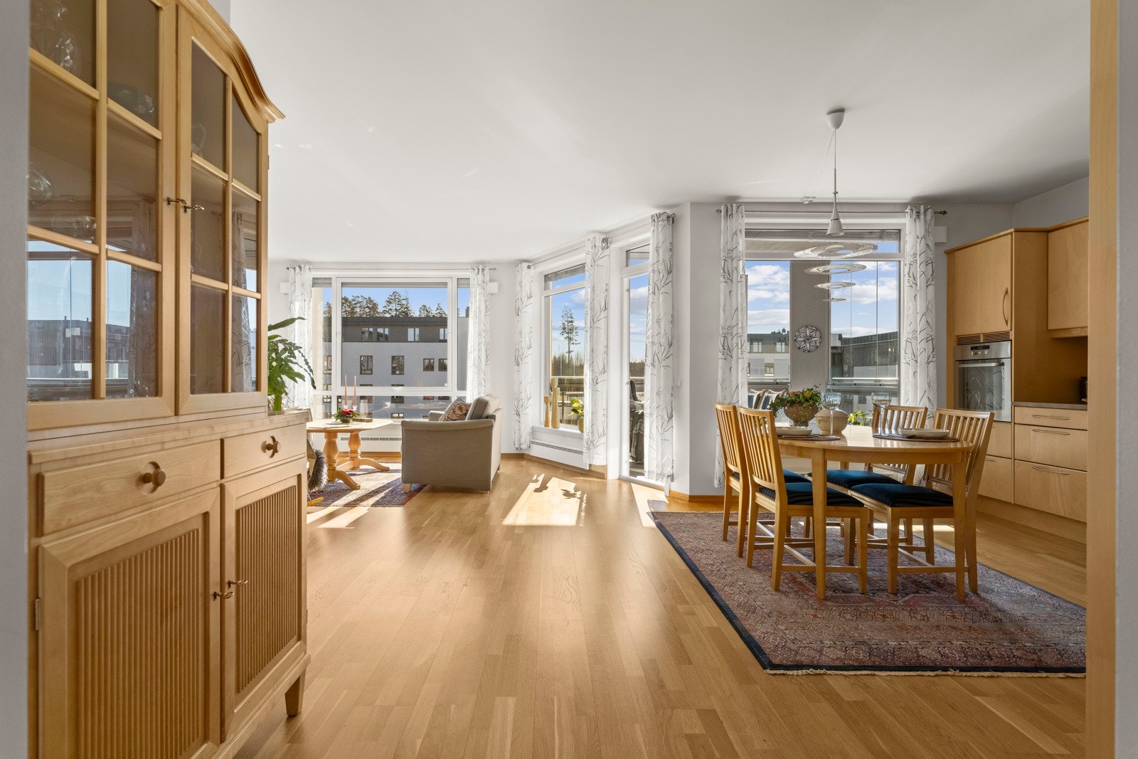 Stuen har et møbleringsvennlig areal med god plass til både tv-lounge og spisestue. Galleribilde