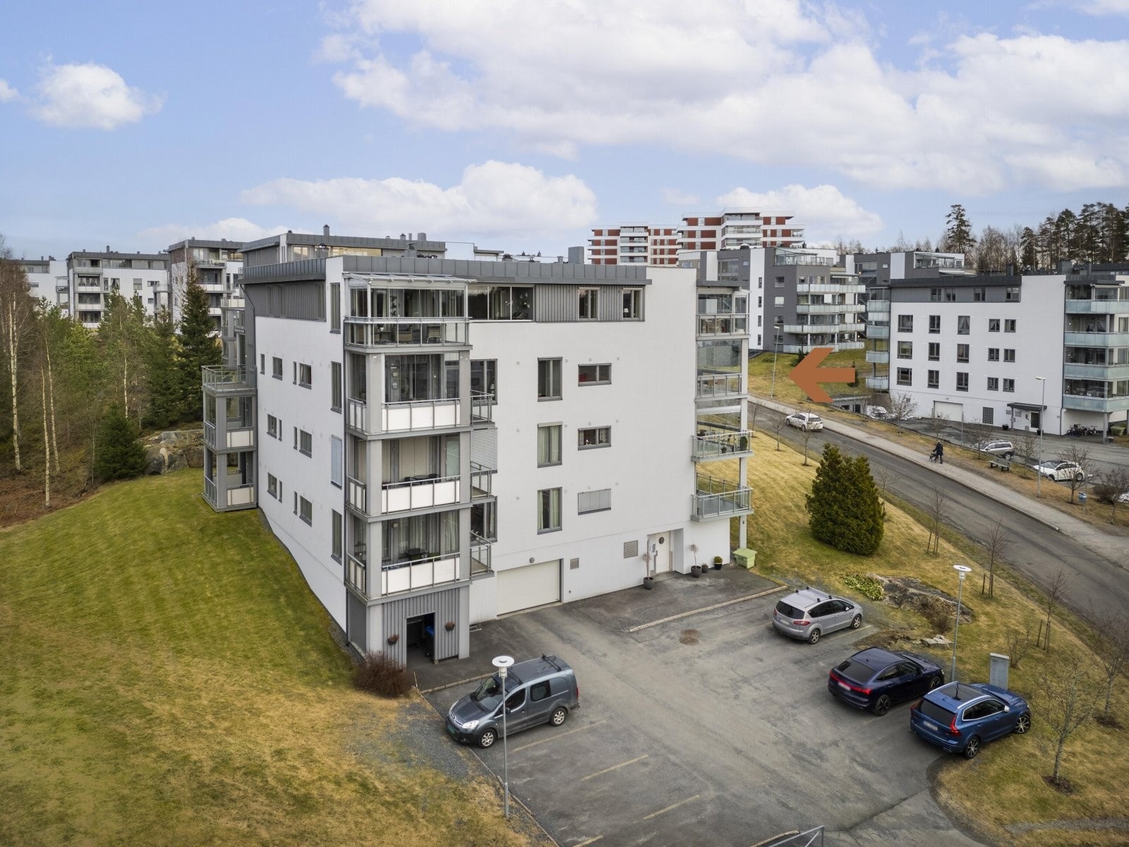 Leiligheten ligger på hjørnet av bygget i tredje etasje og har heisadkomst. Galleribilde