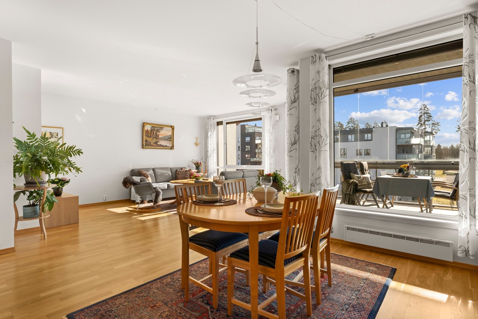 Leiligheten har store vindusflater og utgang til en innglasset, sydvestvendt balkong på 15 kvm. Galleribilde