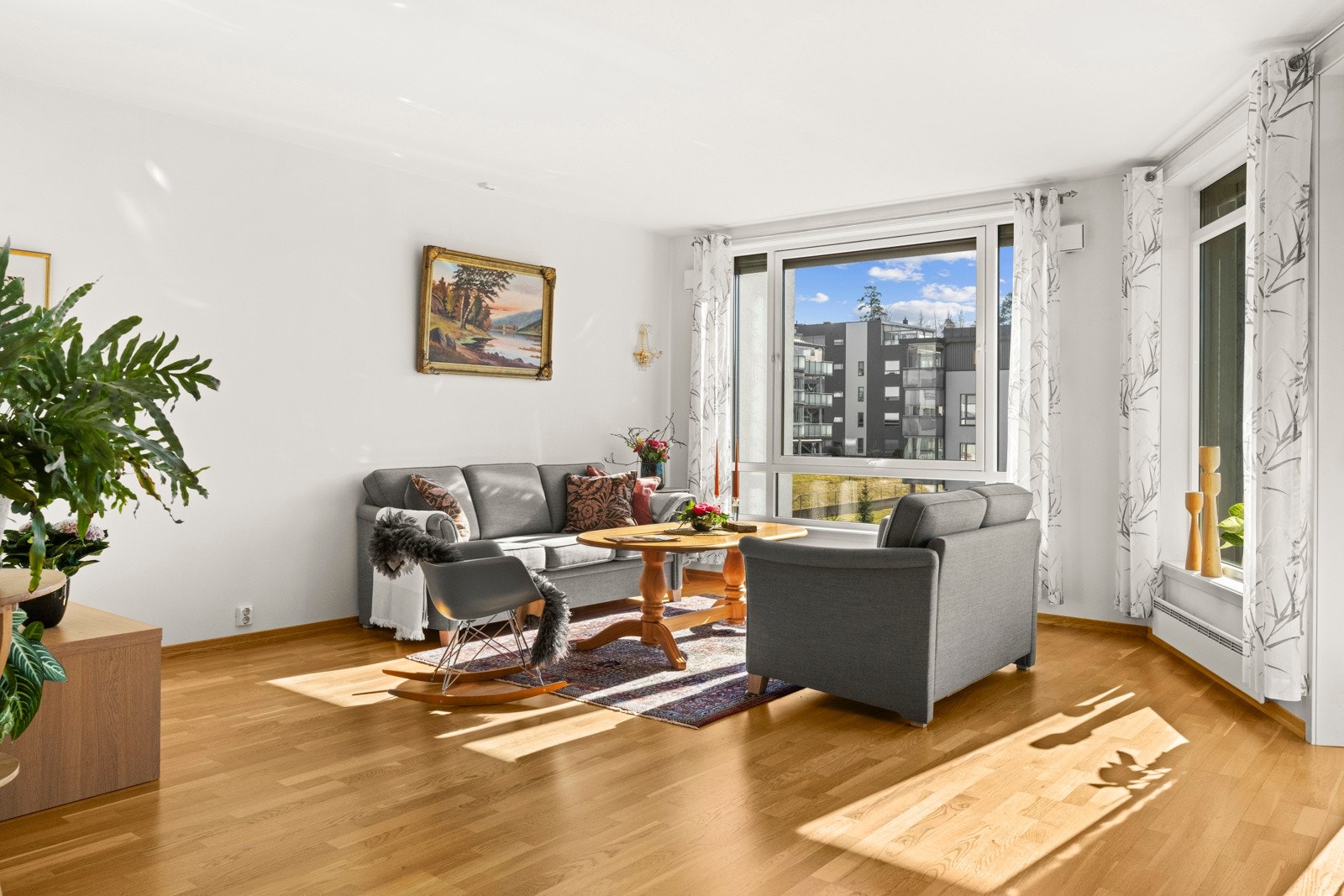 Stuen oppleves som luftig og trivelig med lysmalte vegger, listefri himling, parkettgulv og ekstra takhøyde. Galleribilde