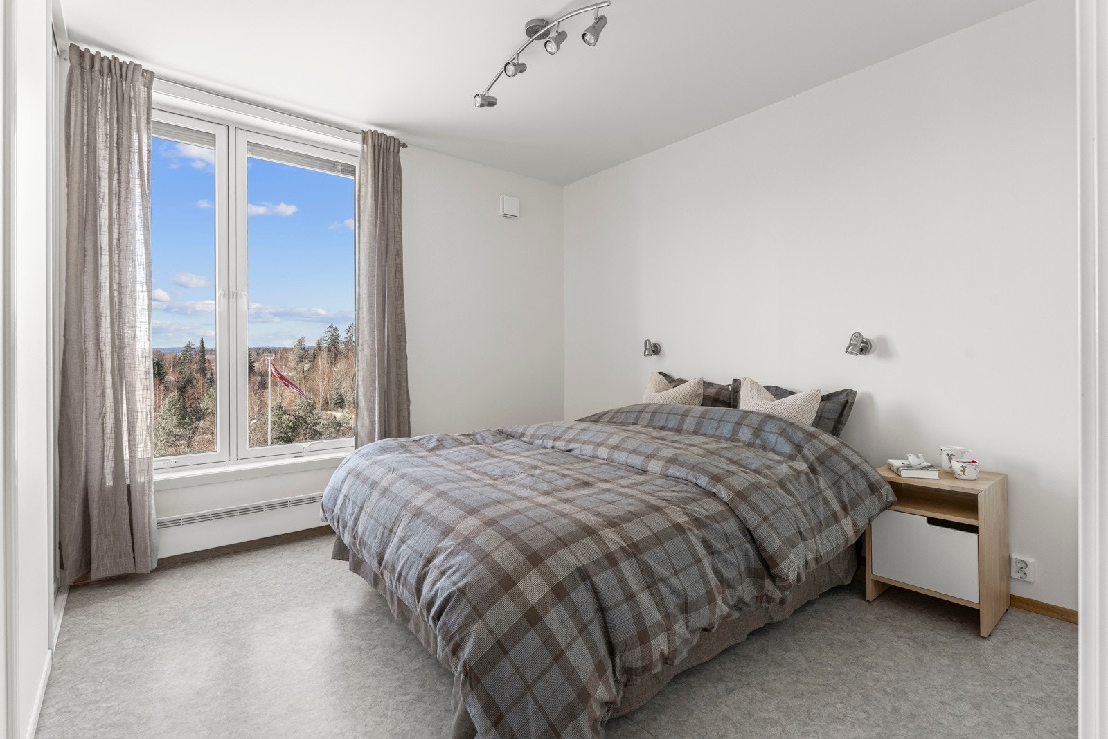 Leiligheten har to gode soverom, begge med praktisk gulvbelegg og lysmalte overflater. Galleribilde