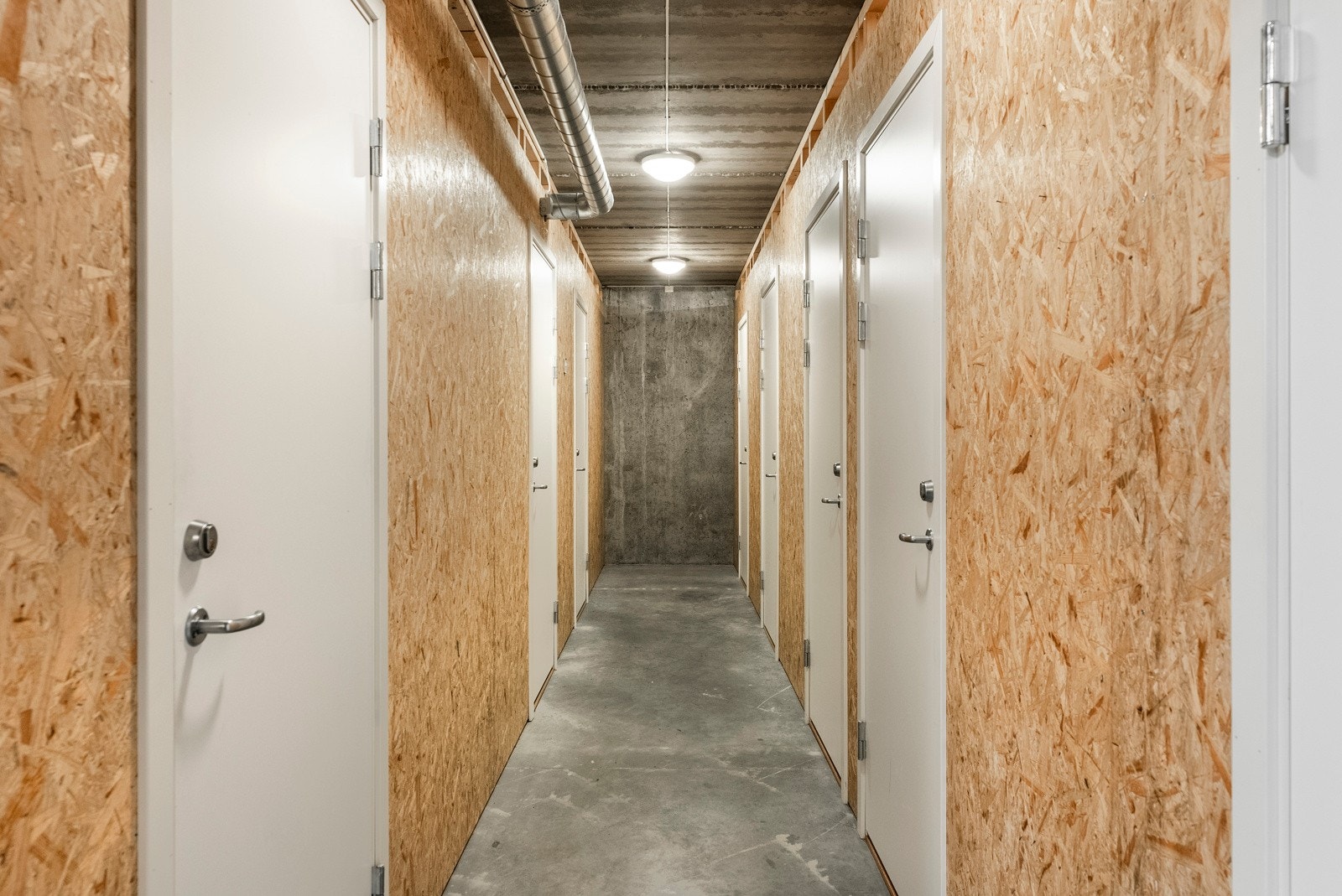 Det disponeres en kjellerbod på ca. 5 kvm med innlagt strøm. Galleribilde