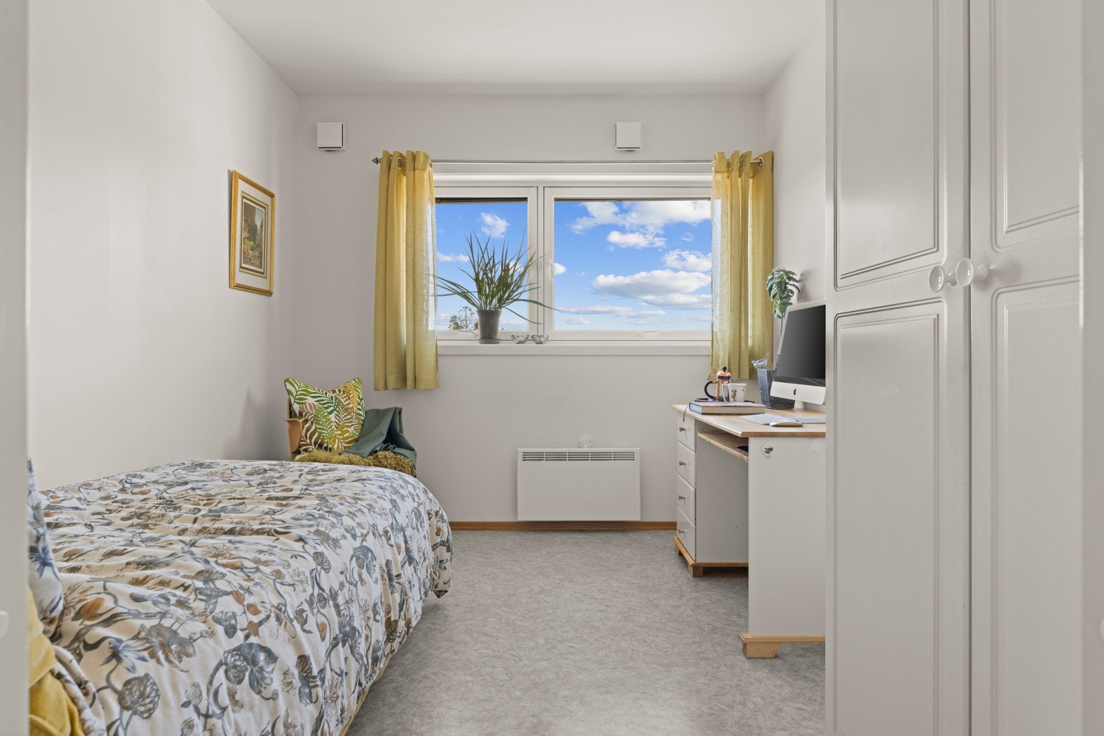 Det minste soverommet er innredet med garderobeskap, og har god plass til både seng og skrivepult. Galleribilde