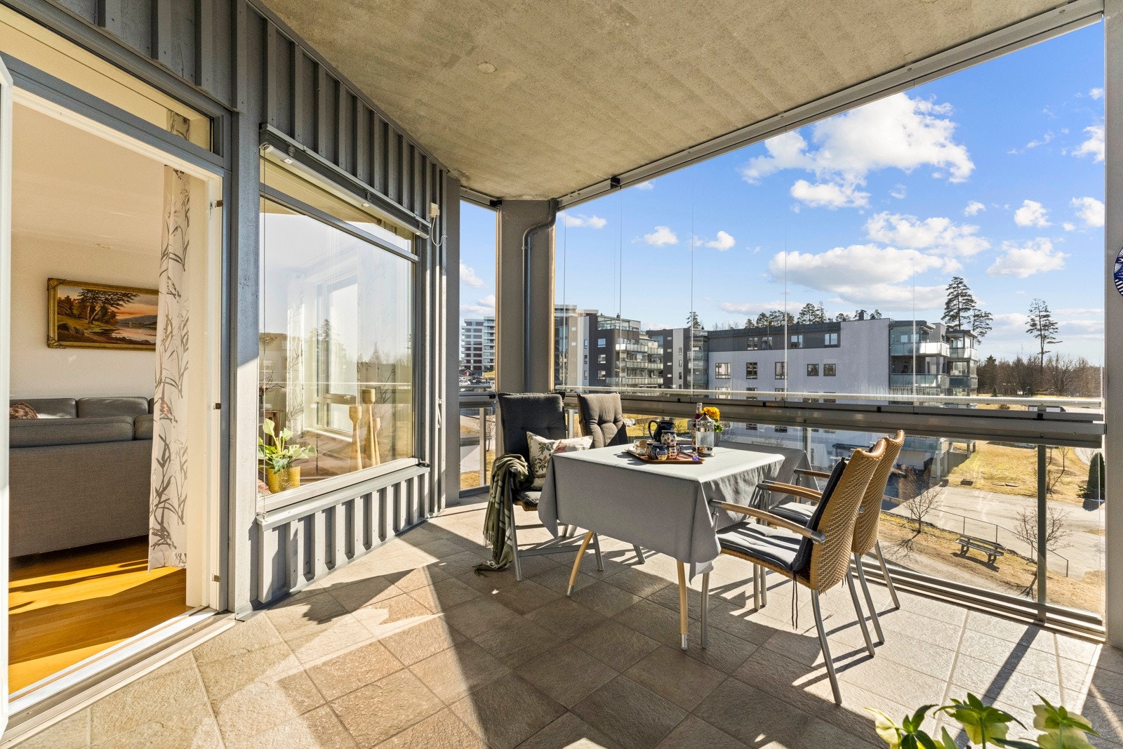 På varme sommerdager kan innglassingen skyves til side for å slippe inn luft. Galleribilde