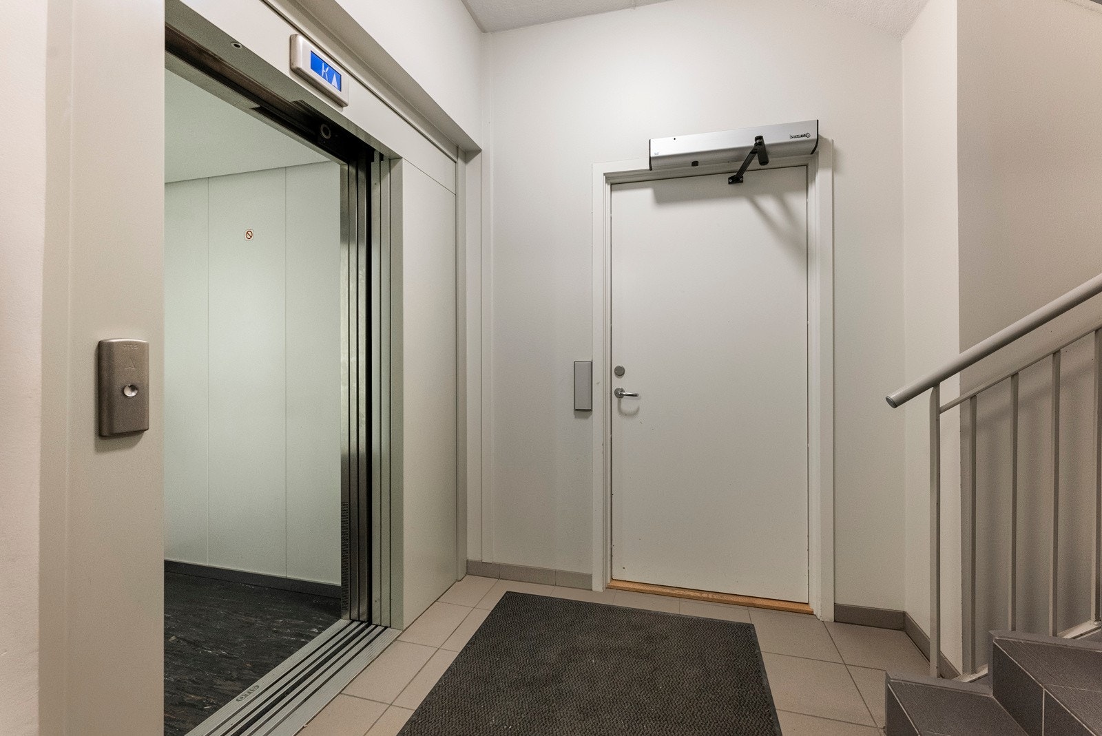 Bygget har heis mellom etasjene og pene, flislagte trapperom. Galleribilde