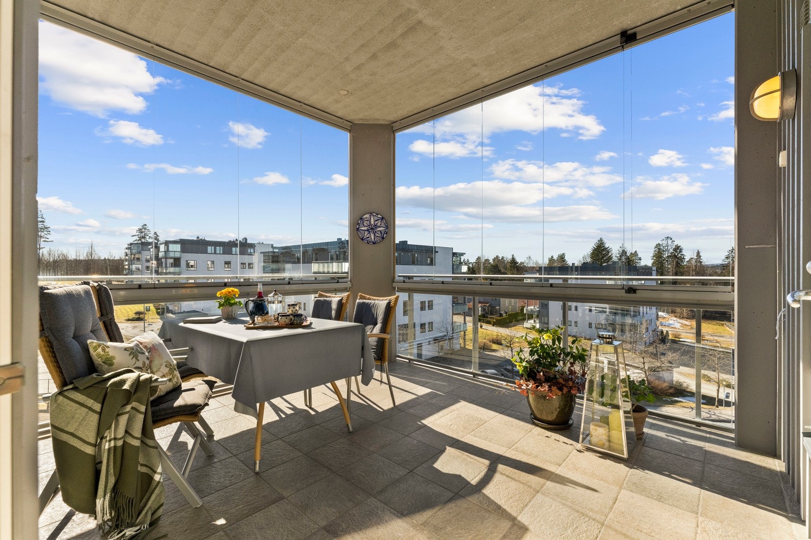 Fra stuen er det utgang til en sydvestvendt hjørnebalkong på ca. 15 kvm med flott utsyn og god møbelplass. Galleribilde