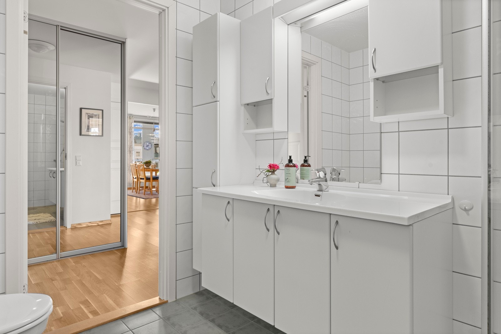 Innredningen byr på rikelig med oppbevaringsplass i benkeskap, høyskap og veggskap. Galleribilde