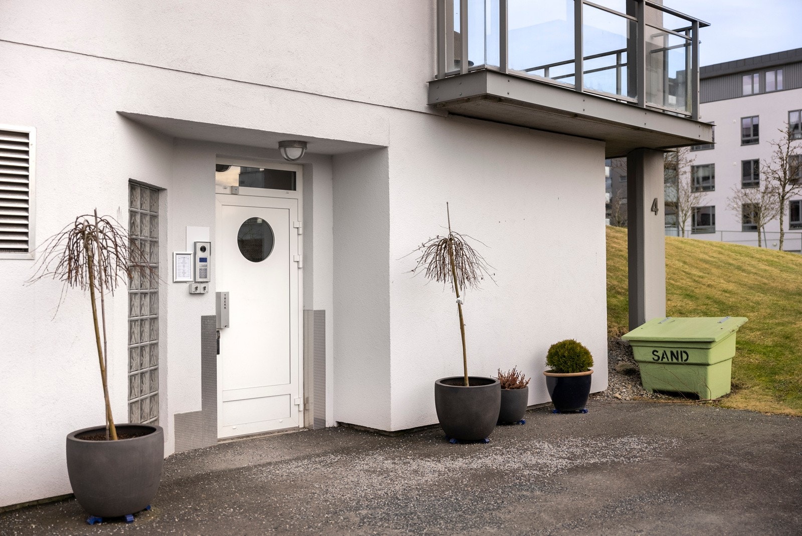 Bygget fra 2005 ligger i et attraktivt nabolag tett på fine turstier, og med gangavstand til alt man trenger. Galleribilde