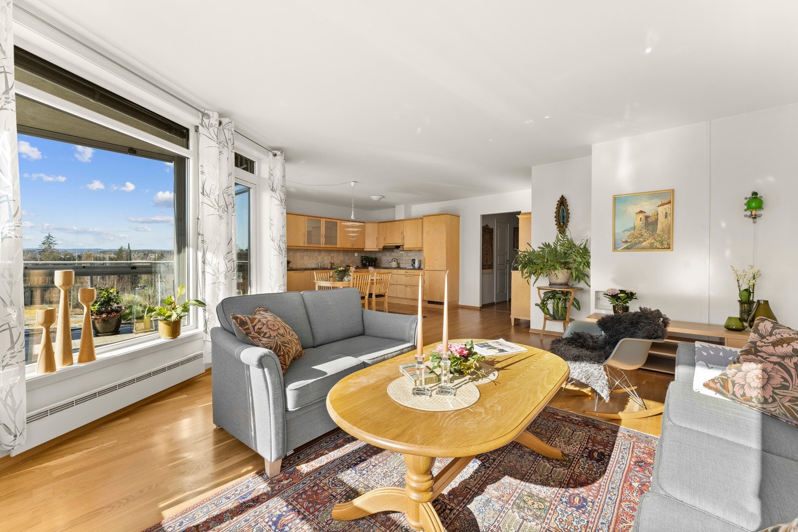 Stuen har god plass til et sosialt liv med familie og venner. Galleribilde