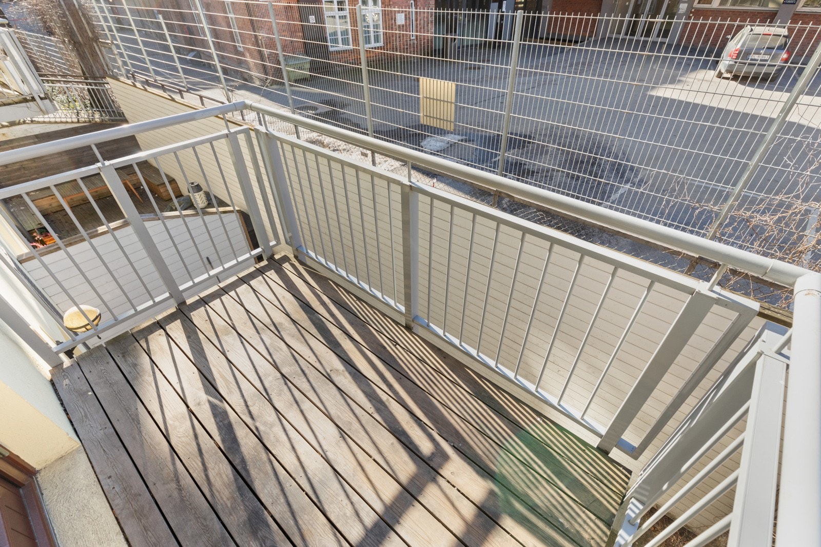 Balkongen vender mot vest med ettermiddags- og kveldssol. Galleribilde