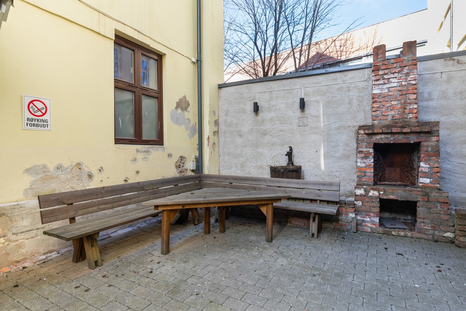 Bakgård. Galleribilde