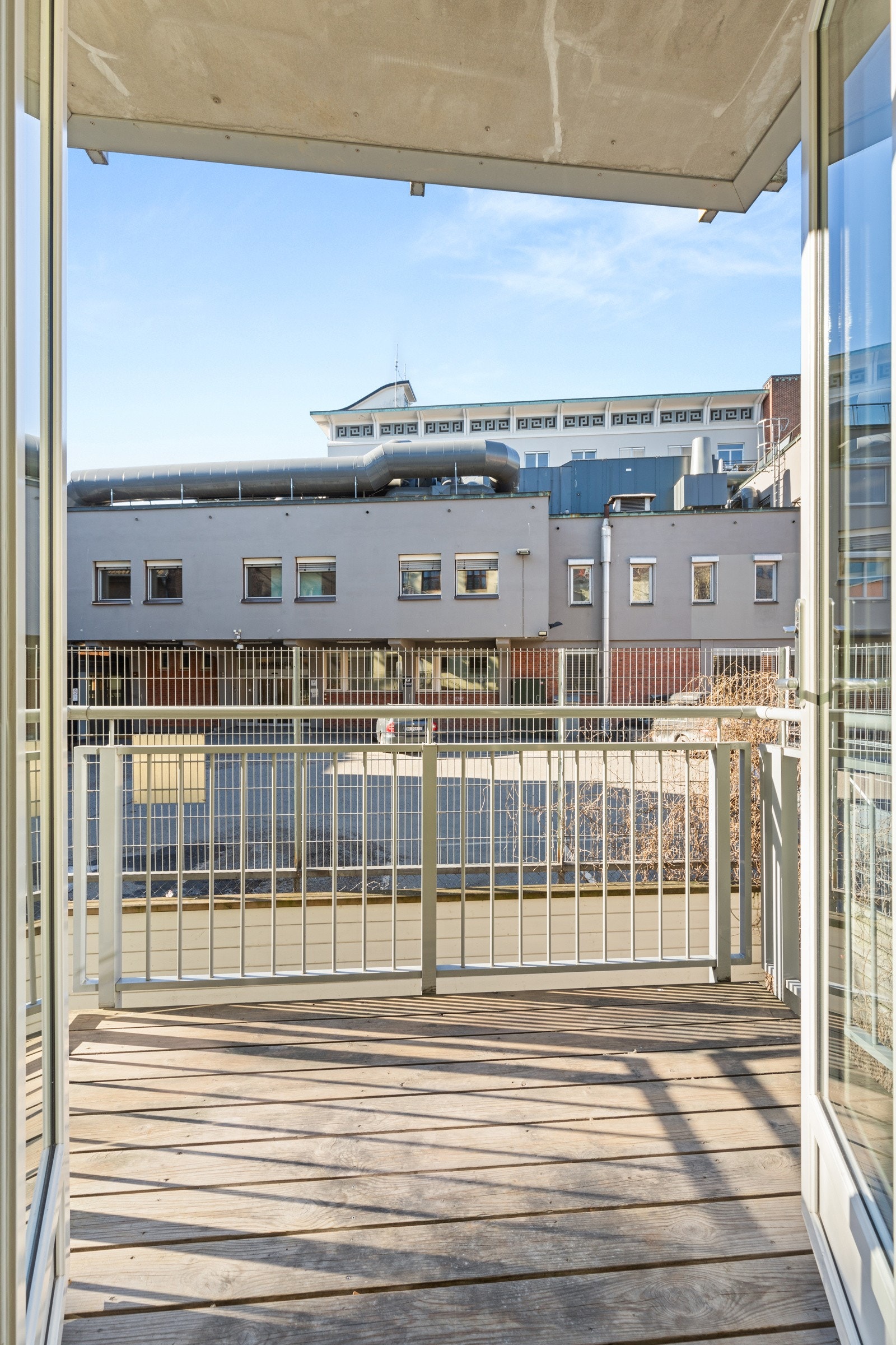 Fra stuen er det utgang til balkong. Galleribilde